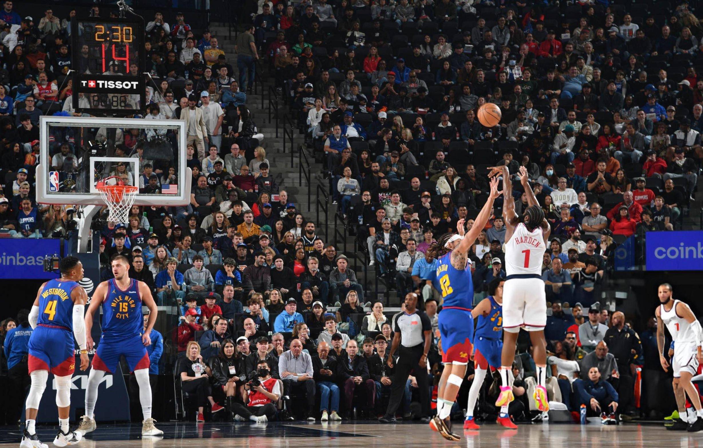 关于火箭遭遇国王逆转失利，哈登现身开拓者主场的信息